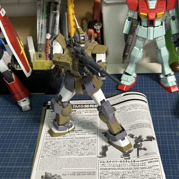 ＭＧ.ＧＭスナイパーカスタムＲＧＭ-７９ＳＣです。右前腕のボックスビームサーベルユニット新造(？)作業の合間に、初代ＭＧ.ＧＭのビームライフルのグリップ部分をＭＧ.ＧＭスナイパーカスタムのビームスプレーガン(余剰パーツ)のグリップ部分を移植してみました。かなり適当にぶった切って、ムリヤリ接着させたのですが、フインキ(笑)はそれなりに出来ていると思います。これで、ＭＧジムスナイパーカスタムの武装のバリエーションが拡がりました。（1枚目）