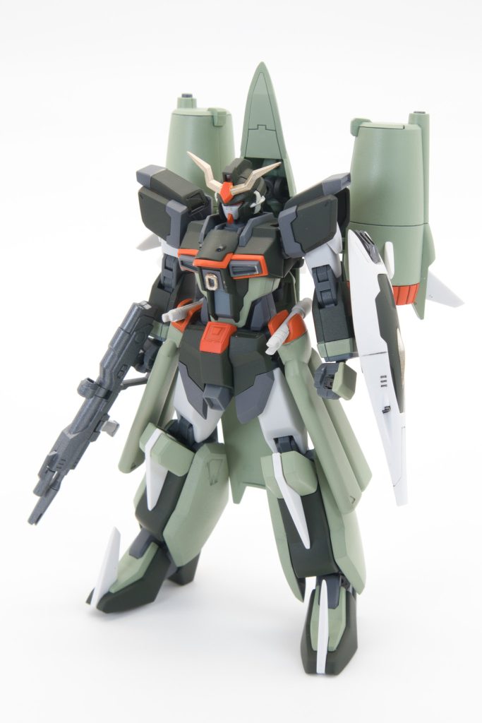 頭部のアンテナ、膝下、腰のサイドとリアのアーマー、バックパック、シールドをカオスから持ってきてHGCEインパルスにくっつけてます。