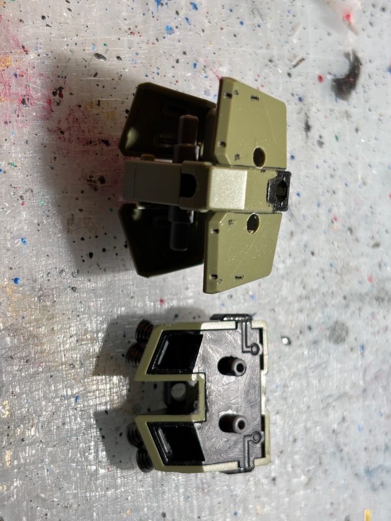 バックパックをお尻に移植するため穴あけ。接着します。