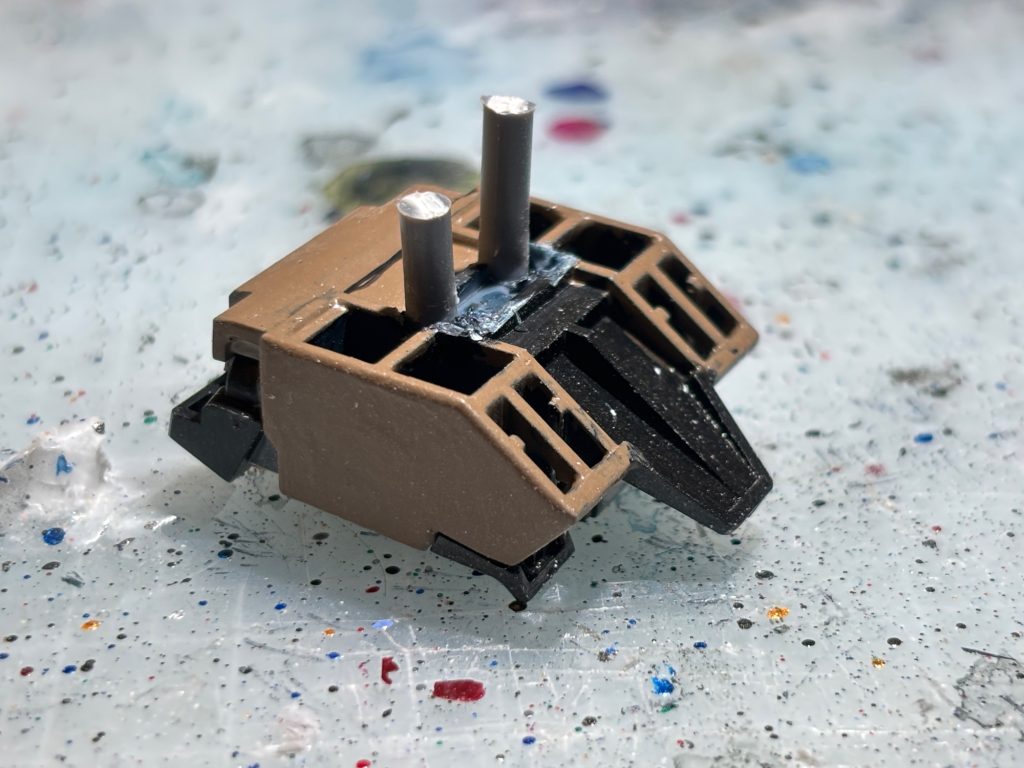 ジャンク品のジェスタキャノンのバックパックに3㎜程度のランナーを切って穴開け接着。