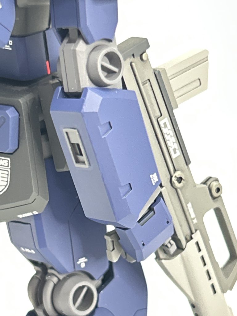 今回、一番苦労したのが下腕部設定?ではジム改C型と同一形状らしく、そのままジム改C型のキットからパーツを流用するのが最も簡単な解決策でした。しかし、そのためにジム改C型のキットをまるまる一個ジャンク化するのもアホらしかったので、ジムカスの下腕をベースに切った貼った削ったを繰り返してセミスクラッチしてます。台形のカトキモールドが何気に面倒くさかったです(予め台形モールドを入れた0.3mmプラ板を上から貼って対処)。今回、初めてシールドジョイント部をWAVEのプラ材等で制作し埋め込んでみたところ、思ったより情報量が増して良い感じに。マルイチタイプの肘関節は、ジムカスのキットに余剰パーツとして入っていたのでラッキーでした。