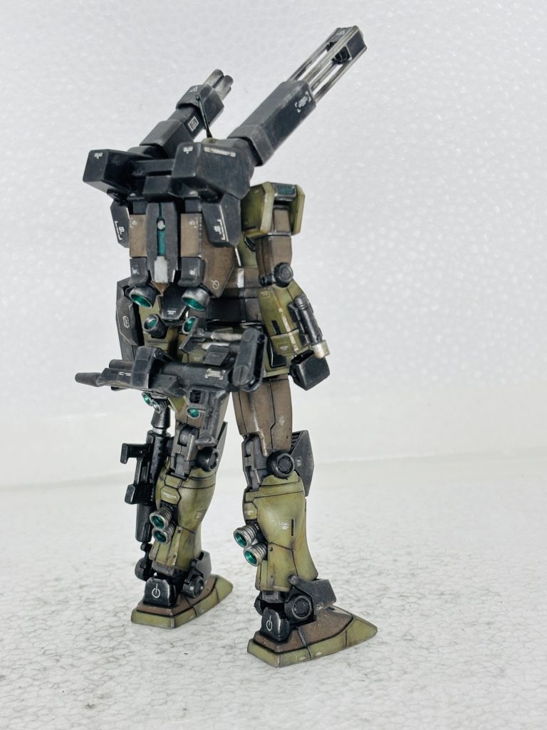 お尻に移植したバックパックに余ったPCジョイントを接着してライフルラック取付。