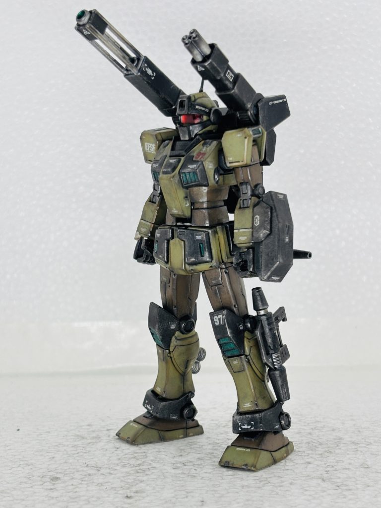 バックパックをお尻に移植してジェスタキャノンのバックパックを追加。左腕には小型ガトリングガンを装備。『ジムスナイパーカスタム部隊の隊長機』と言う設定で改造。