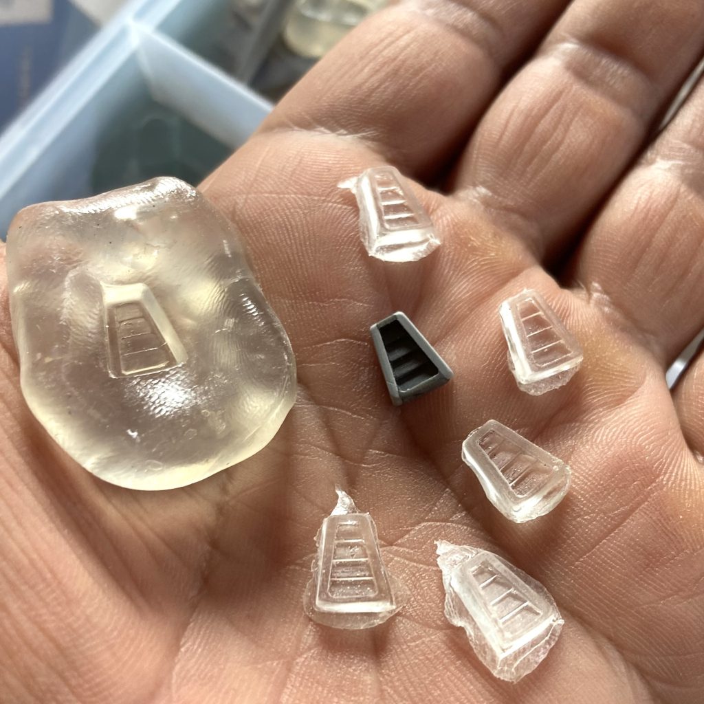 100均グッズでたくさん複製しました! 欲しい方がいらっしゃったら差し上げますョ。街で私を見かけたら声かけて下さい。耳元で小さく「アレ…  ゆずってください🤫」と。