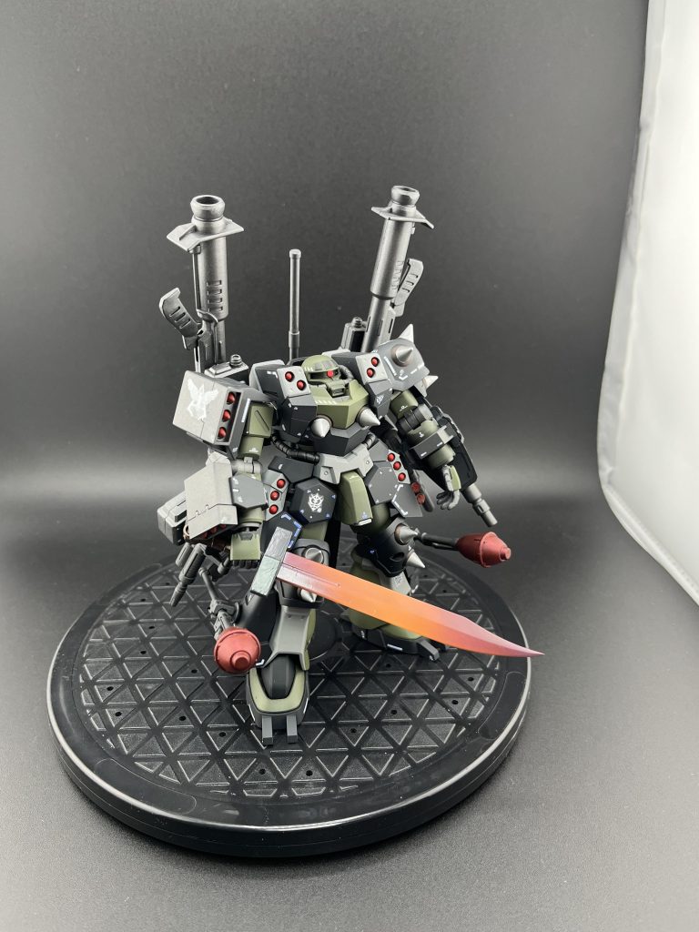 エイジング塗装をするべきかどうなのか。。歴戦の猛者感を出すべきか。。ザクにはそれが宿命なのか、そうなのか⁉️しばらくニヤニヤしながら悩もうと思いました。。😍 