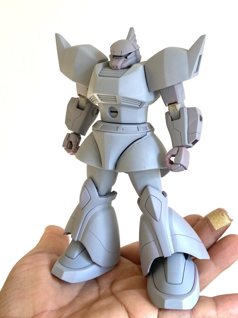 サフ状態。そうそう! 基本的に『理想の○○シリーズ』として作るときには、極力 ディテールの追加はしない方針なんですが…  今回、ショルダーアーマーの側面に【三角ダクト】だけ追加しちゃいました。この部分、どうにも間延びしちゃうんですよ😩  MGのゲルググを見るとちゃっかり付いてるし。もし、HG ゲルググがリバイブされるときには、この程度のディテールは追加されてるんだろ〜なぁ〜 的な解釈です😌