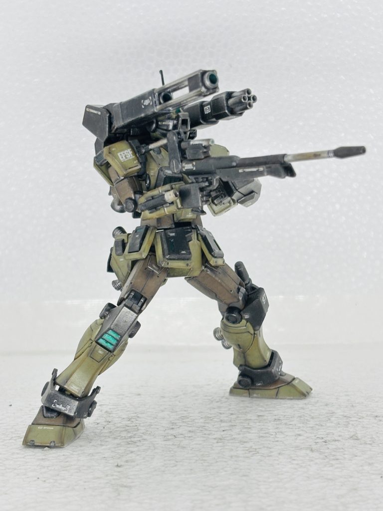 ライフルとビームキャノン発射。バイザーを下ろした遠距離狙撃モード。