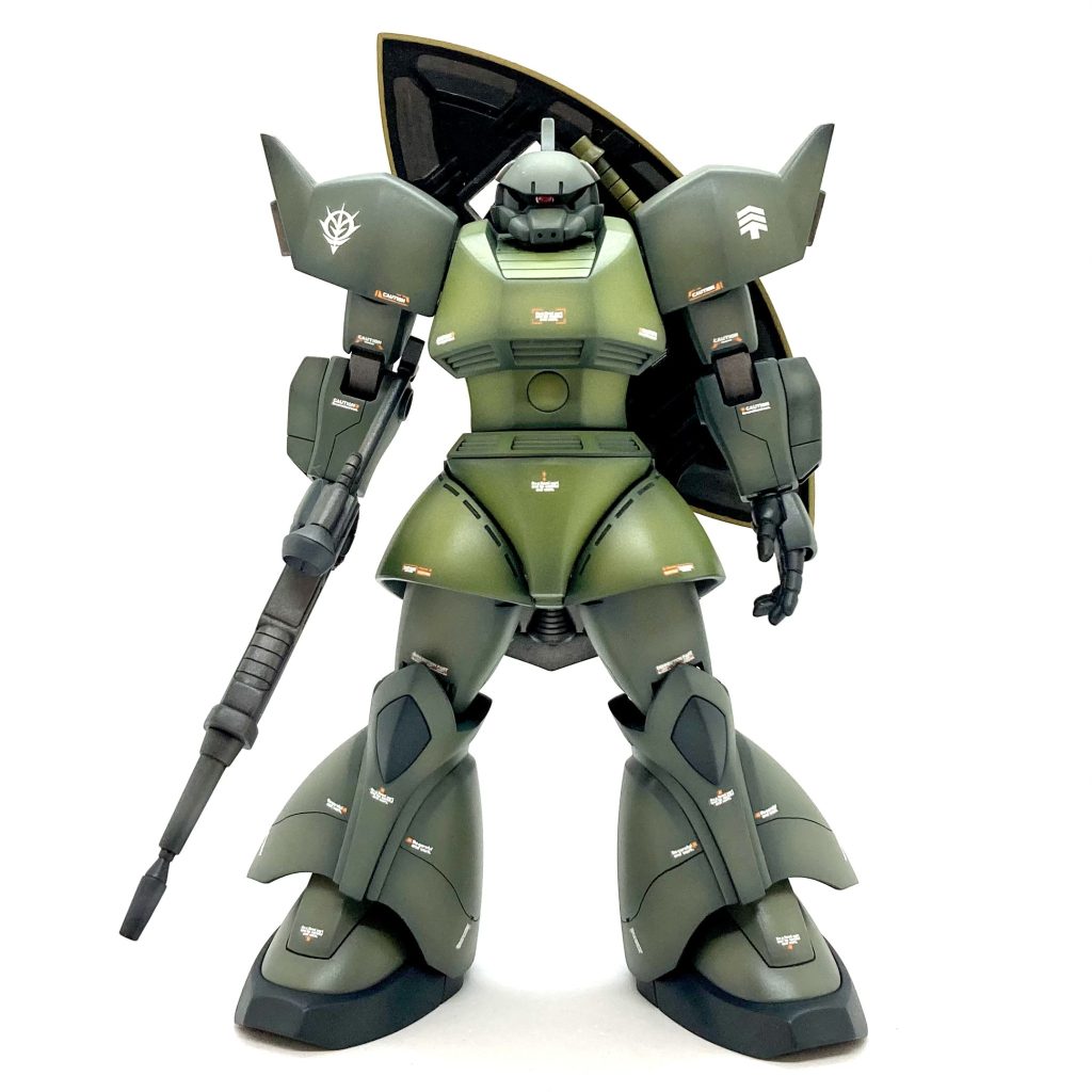 いかがでしょう🤔?私がイメージする“理想の”量産型ゲルググです。方向性としては…①キットのモッサリ感を排除しつつ②スタイリッシュになり過ぎないように③無骨でマッシブなアウトライン④間延びした部分にディテールを追加しつつも⑤HGらしいスッキリとした仕上がり…ってな感じですかね😌