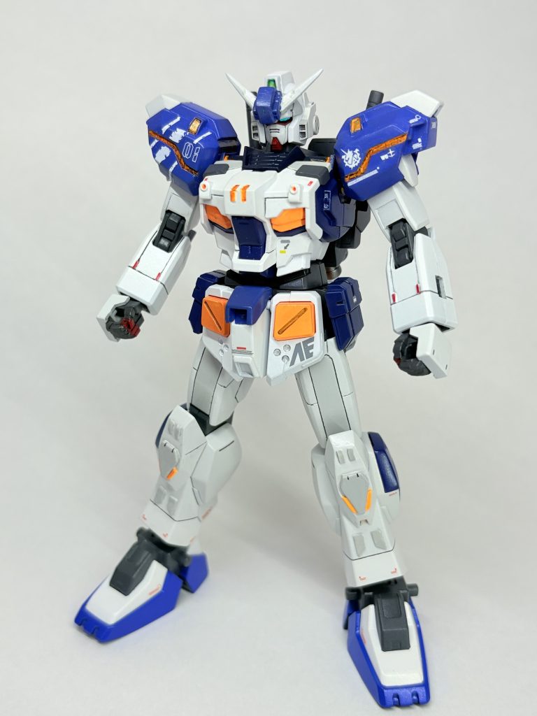 正面からのショットになります!作品のポイントはブルーとオレンジのカラーリングとシンプルかつかっこいいを追求した肩や膝部分の回収そしてブレードアンテナはヘイズルのものを使用しています!1番の見どころはハーフサイコフレームということで蛍光オレンジによる発光表現が見どころで今にも戦闘シーンが見たくなるような出来になっております!塗装はガイアノーツのexホワイト ニュートラルグレー1.と2を使い グレーの部分の塗り分けはexホワイトを1ニュートラルグレー1を2ニュートラルグレー2を1の割合で混ぜて使っております!ブルー部分はコバルトブルーにレッドとブラックを少量加えて作っております!