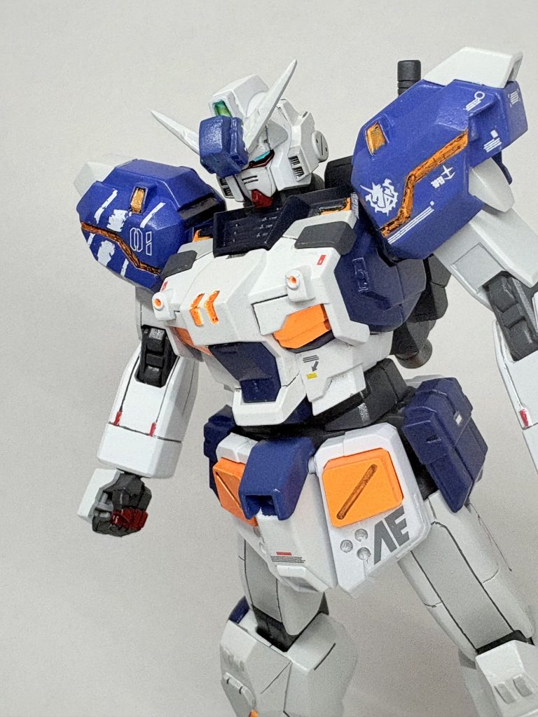 右肩はビスト財団のユニコーンのロゴを入れ、小さなデカールを密集させて大きなロゴへと買えております!リアスカートのアナハイムのデカールも大変気に入っております! しっかりアナハイムの実験機だということがわかるように片方だけ貼ってみました!