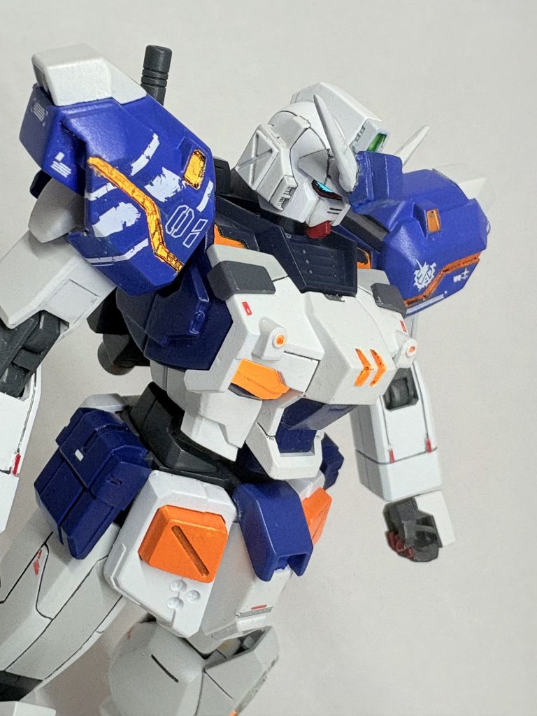 サイドです!左肩のデカールはあえてボロボロにすることでなんかカッコよくなったのでこの形を採用しました!