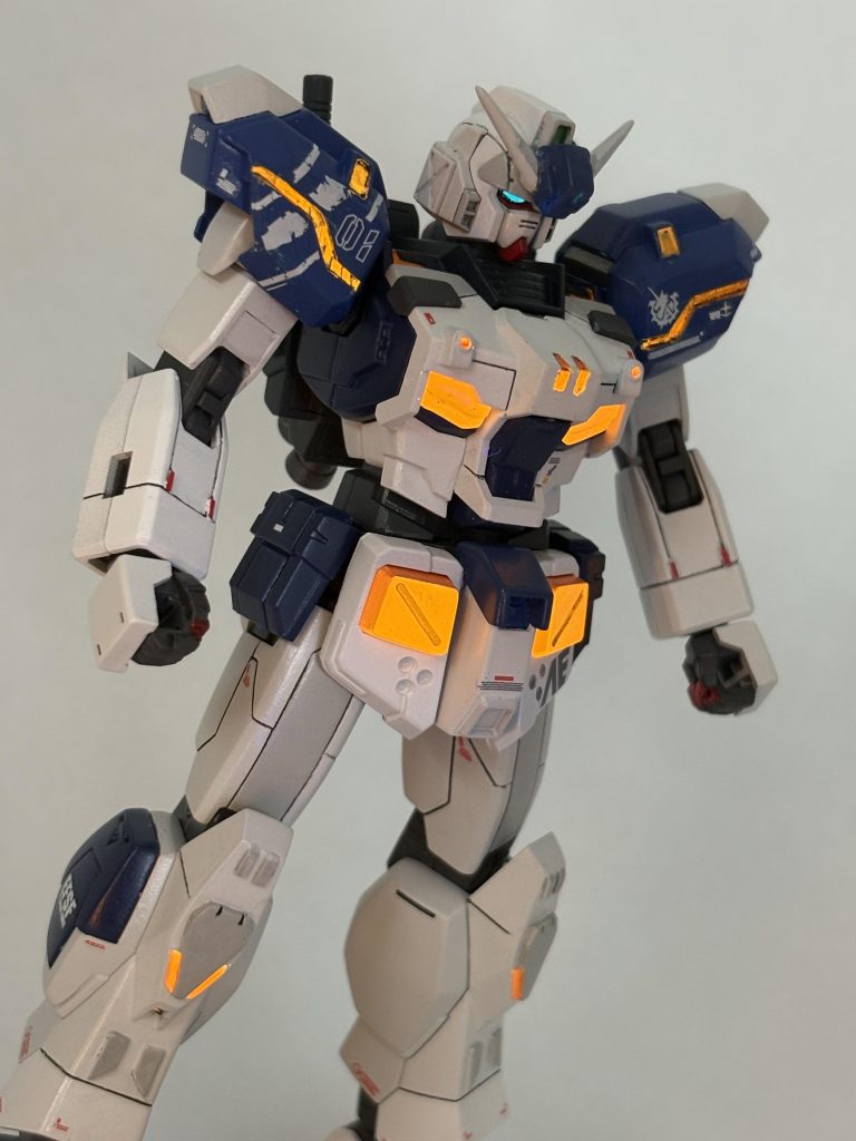 サイコフレーム稼働時になります!exホワイトをベースにガイアノーツの蛍光オレンジを塗ってサイコフレームを再現しております!ツインアイはガイアノーツの蛍光ブルーとグリーンを混ぜて調色しました!