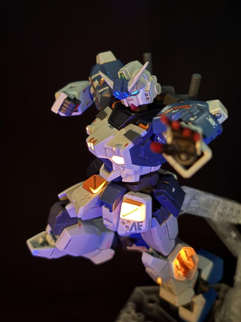 ハンドパーツの指先を赤ているのもなかなかいい味が出ております!この赤指、ある機体からアイディアを得ております!わかった方は是非コメントへ!