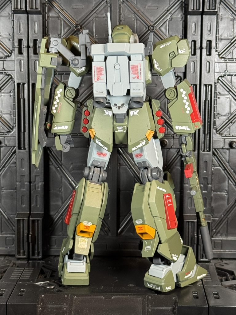 デカールは調子に乗って貼りすぎましたが、異なる色のデカールを近くに貼ると何かカッコいい気がします。