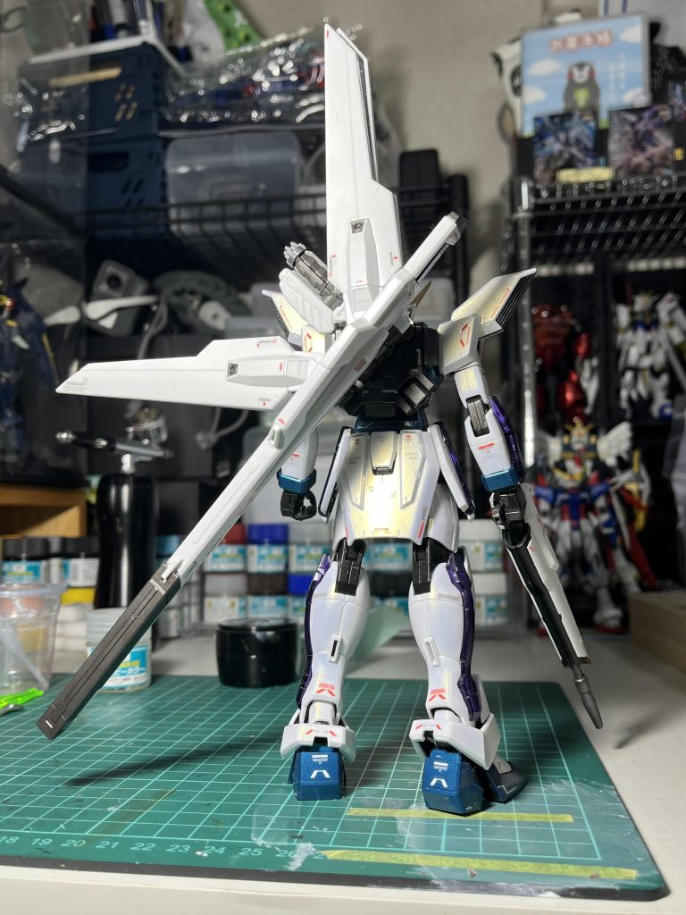 ホワイト部分はクリスタルカラーのトパーズゴールドです。