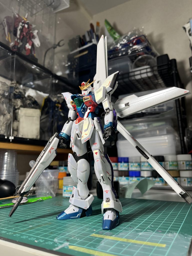 塗装は水性ホビーカラーとミスターホビーのクリスタルカラーで行ってます。胸部腕部は青竹色、レッド、ゴールドの水性ホビーカラーです。