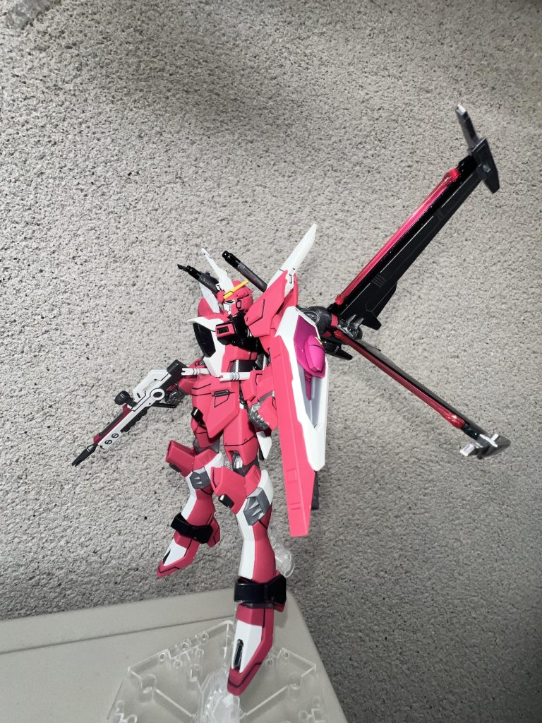 バックパックとライフルのライトグレーの部分はタミヤのライトガンメタルを塗りました。