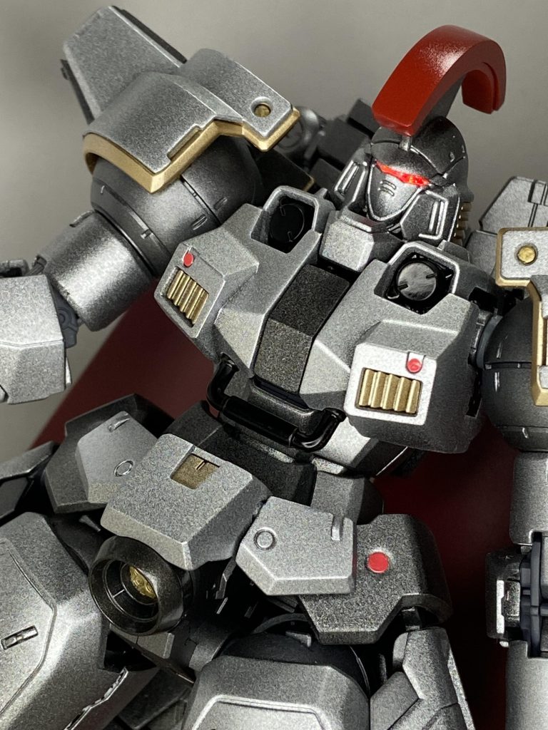 金・銀・ガンメタを使用、胸と腰の赤丸は付属のシール。一応成形色がホワイトとライトグレーがあるのでそれに合わせて銀色は2色使ってますが写真ではほぼ分かりませんね