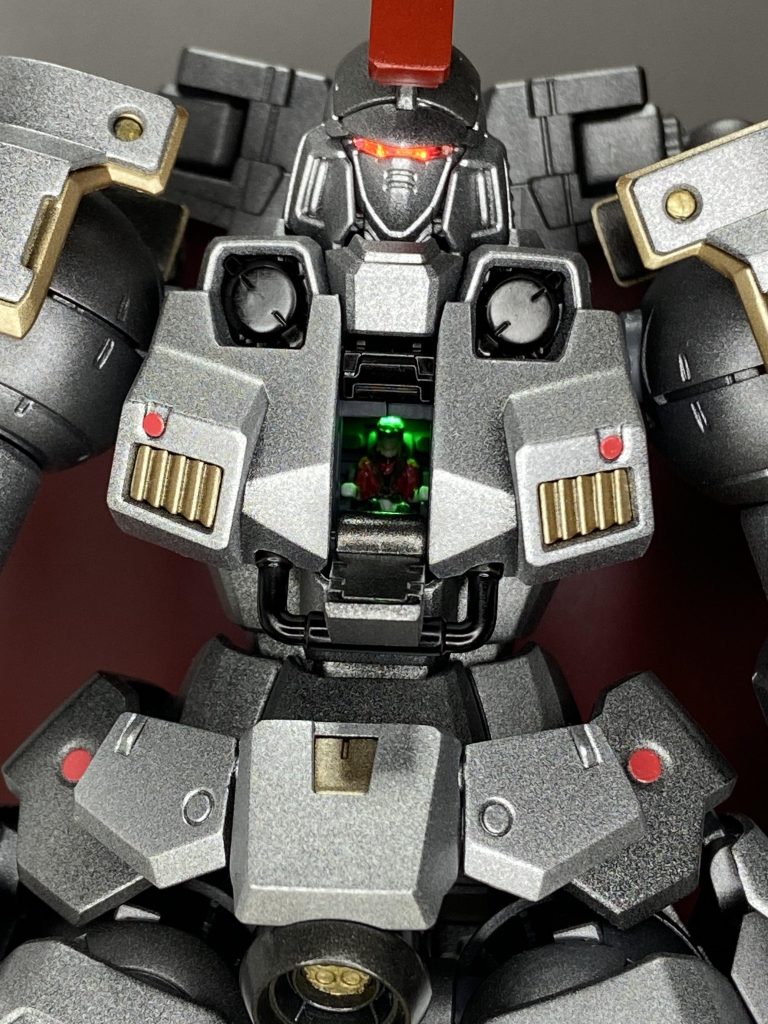 目とコクピットには電飾を仕込んでます。