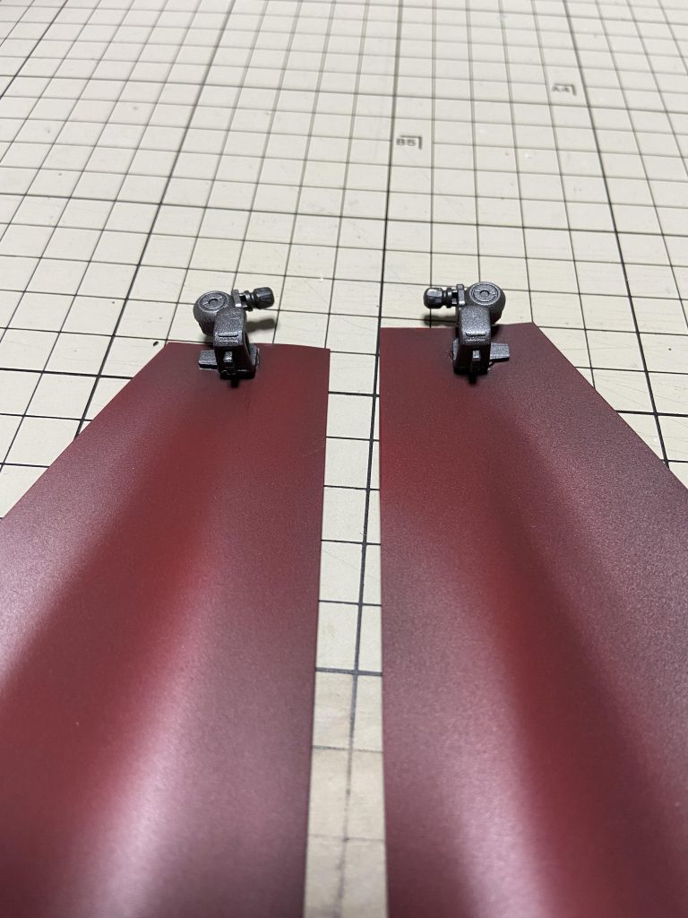 マントは0.5mmプラ板で作りました。ジャンクパーツ(鉄血系のHGフレームの肩の部分)でバックパックに接続、結構動きます。