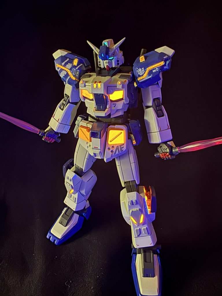 サーベル二刀流になります!このサーベルは脚部に収納されているものです