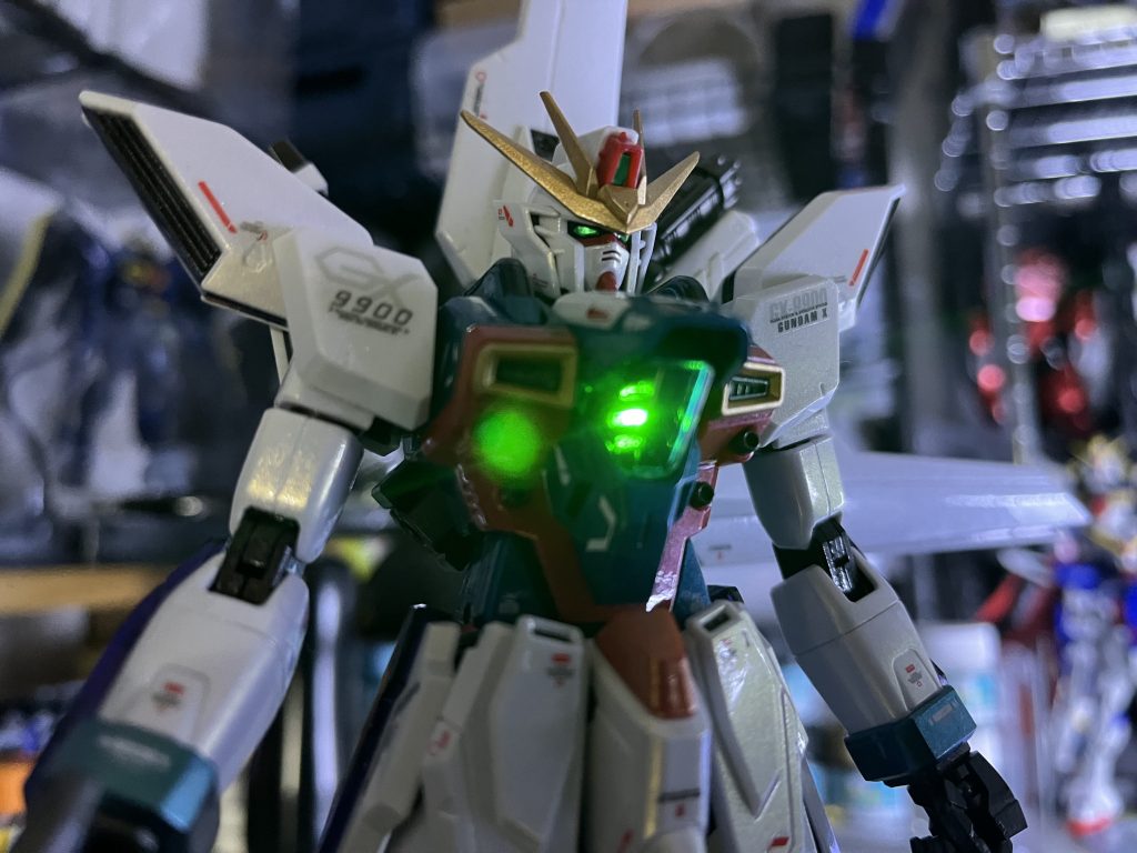 胸部には磁石によるLEDのオンオフができる小型ワイヤレスLEDを入れてます。胸部インナーパーツをくり抜いてます。