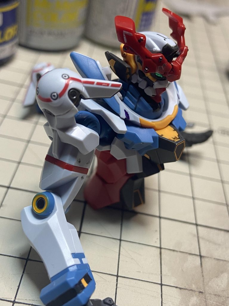 膝の丸パーツ、手首、肩、頬のダクト、ツノ、筆塗りするにはパーツが小さいので私には面相筆が必須でした。