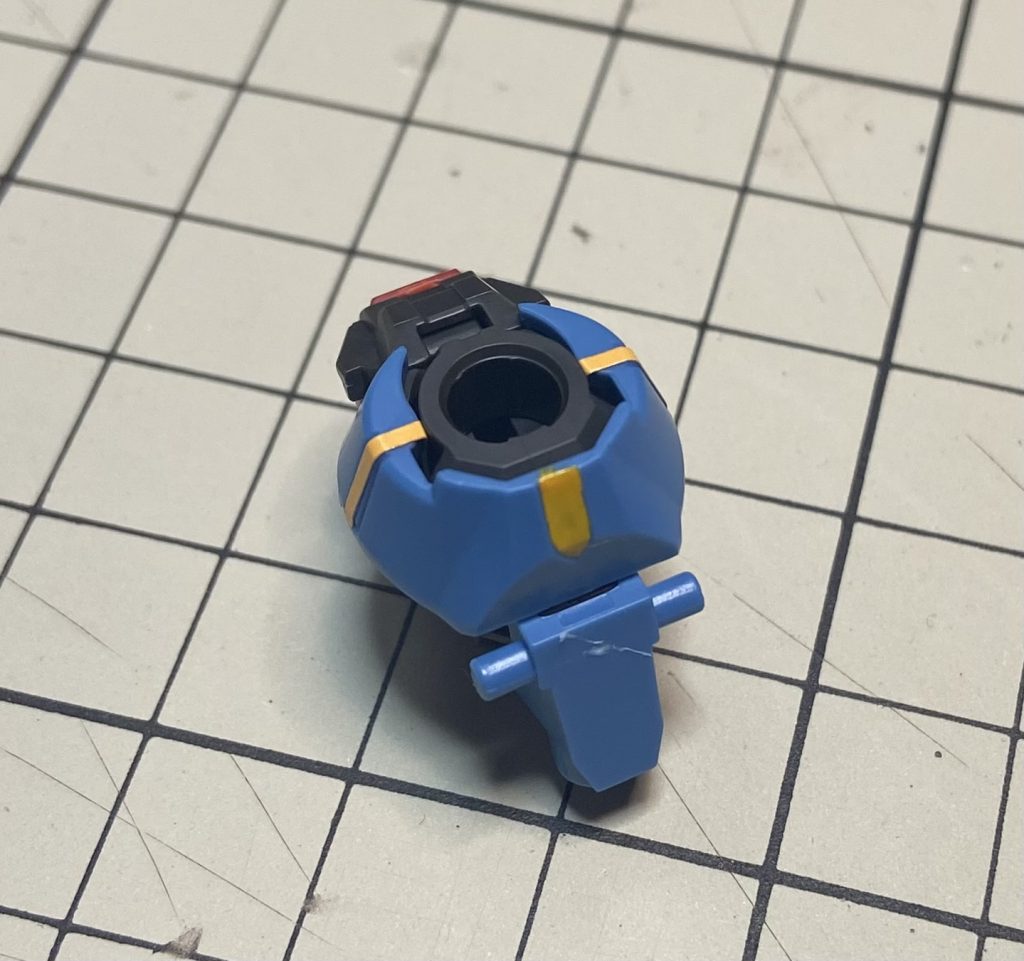 腰のサイドは付属シールの余白を切って貼ってます、後ろ側は塗装。