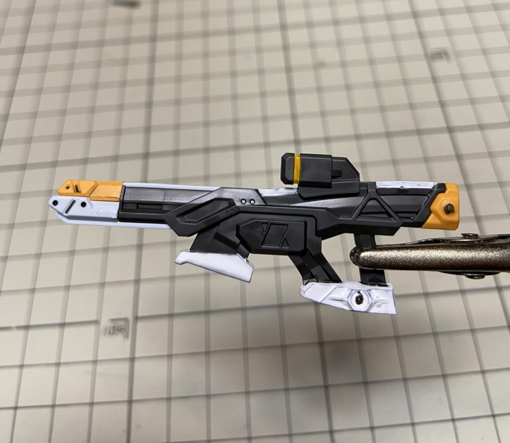 ここも白、オレンジを塗ってます。