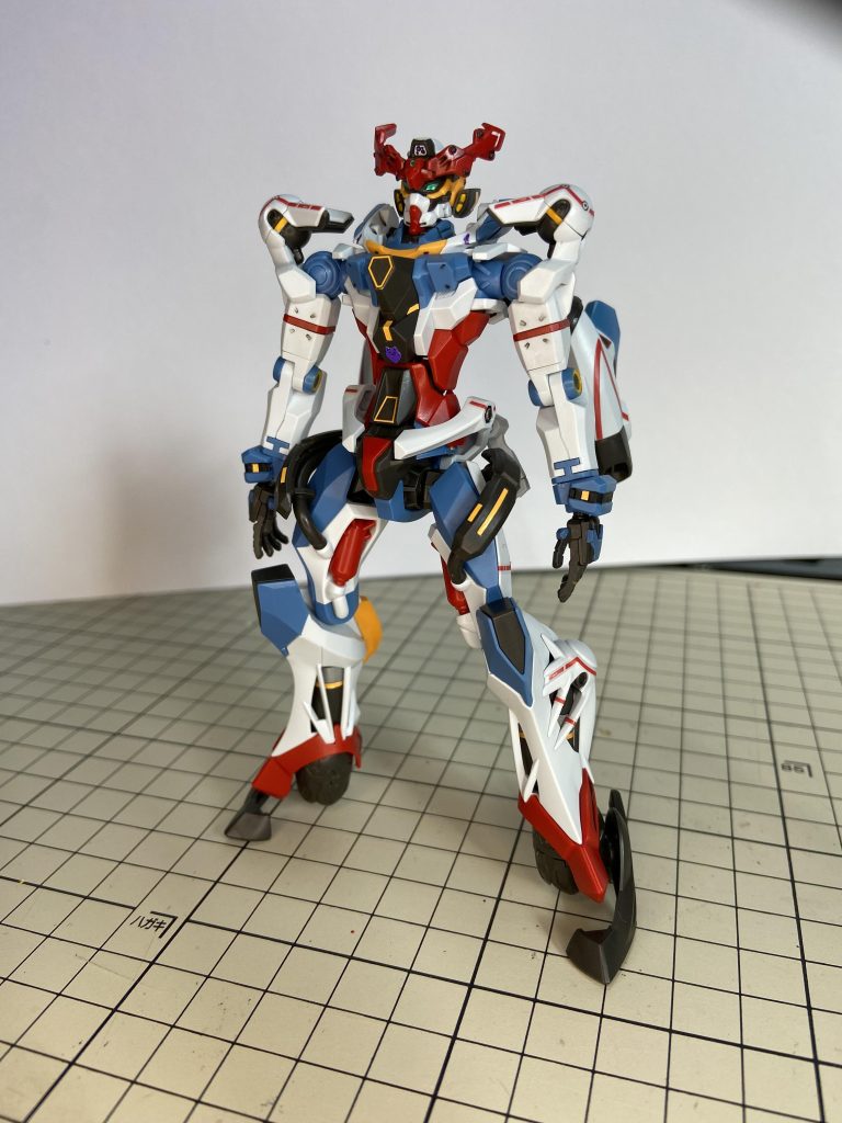 シール+部分塗装、半光沢です。箱絵見ながら足りない色を筆塗り(面相筆が無いときつい)+付属シールの余白を切って貼ってます。