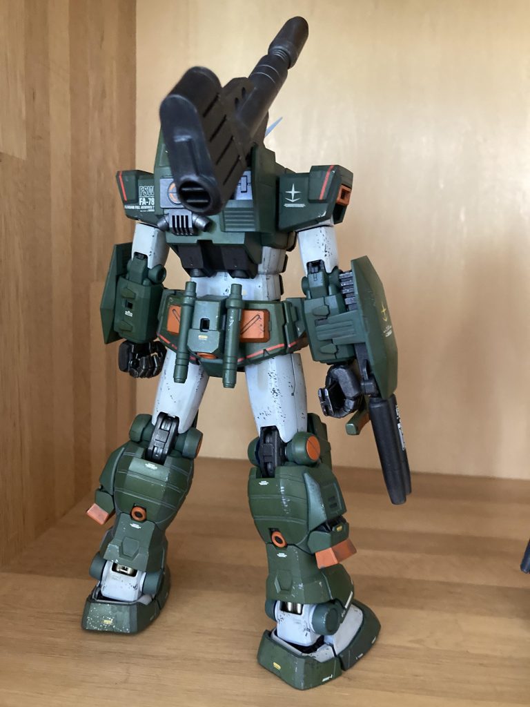 ウェザリングしてます。改造などはせずストレート組みです。デカールはブルーカラーバージョンを選びながら貼ってるので足りないとこもあるかもしれません。装甲部は艶消しにクリアイエローを混ぜてコート