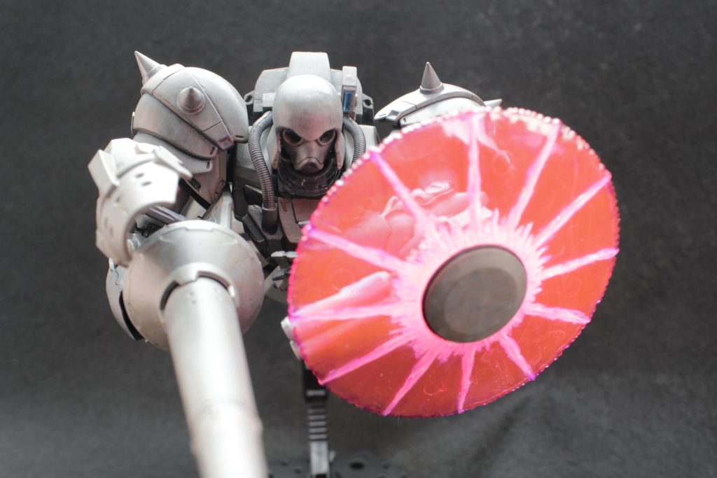 劇中でのショットランサーを構えつつビームシールドを展開しているシーン。ビームシールドを展開してジェガンの攻撃を防ぐデナンゾンを初めて見たときは痺れました。