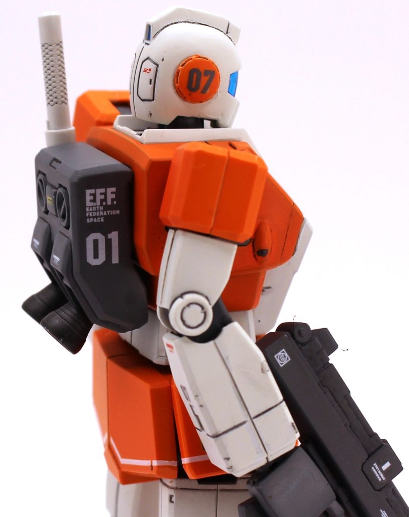 バックパックは家の在庫を色々漁った結果、FGガンダムのものにしました。シールドを挿す穴は埋め、右側のサーベルラックは削除しました。バーニア含め、300円のキットとは思えない造形ですね。接続部は位置は合っていますが本体もバックパックもメスだったので、バックパック側にランナー軸を挿して接着してオス化し嵌合しました。なので着脱可能です。