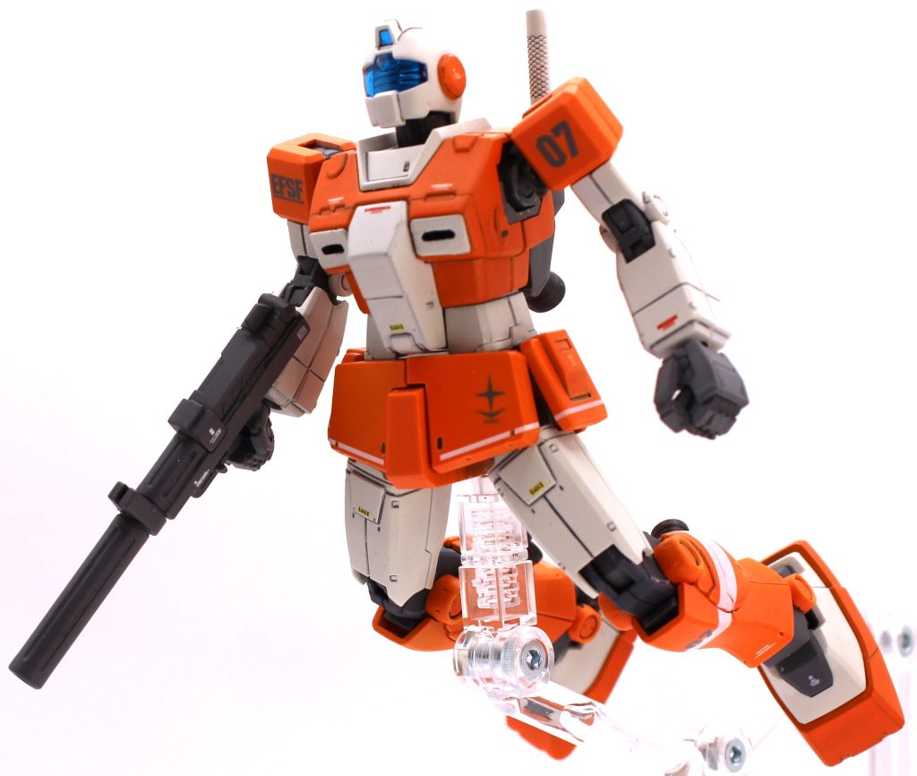 胸部はナイトシーカーベースに改造すると手間なので、コックピット部のデザインがライトアーマーに酷似しているスレッガー機の胸部の単品売り品を調達して挿げ替えました。特徴的な胸部のダクトは左右対称に作るのに難儀して納得はいっていませんが、ドツボにハマるのは嫌なので妥協しました。