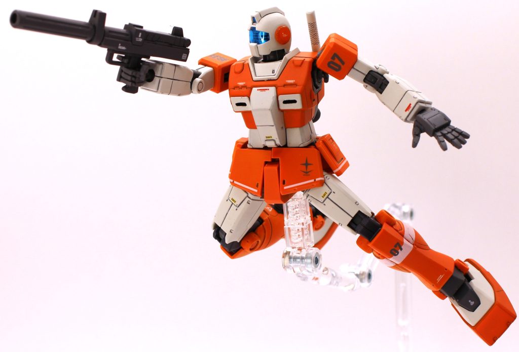 肩と二の腕の接続が旧キットさながらの挟み込み構造なのは少し驚きましたが、スペースの問題でやむなしなのでしょう。その為か、肩は前後合わせで段落ちモールド化されています。私は実際の装甲もそういう装着をしていたと解釈しそのままにしましたが、合わせ目として見て消したい場合は二の腕の挟み込み構造は厄介な代物になりますね。また、肩と胴体の隙間もちょっと気になりましたが、可動範囲を確保する為には必要なのでしょう。今回はいじらずそのままにしましたが、後から修正するかもです。