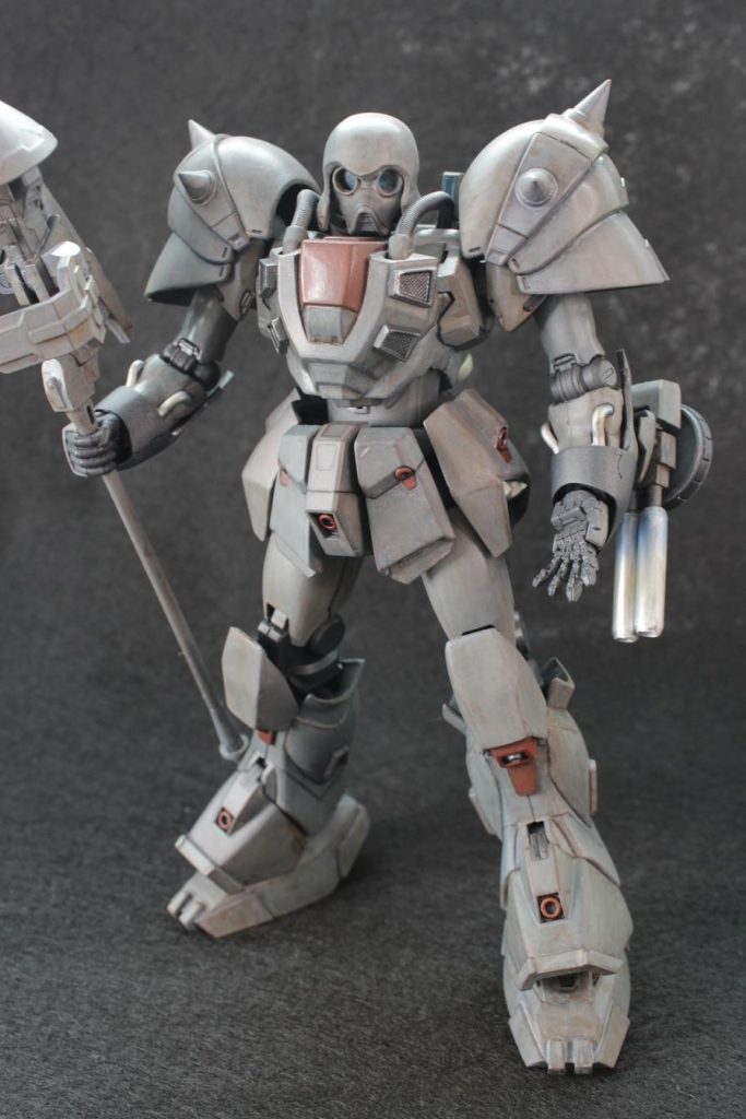 　顔も小顔化しています。一体成型のヘルメットと顔面を分割して，顔面部分はカメラアイを一回り小さくなるようプラパイプで新造，ヘルメットは3分割して少し細長くなるように削り込んで再接着しています。