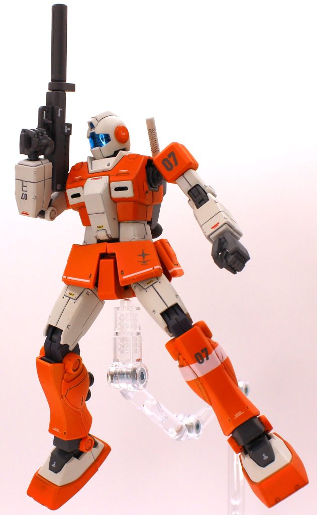 足首はアンクルアーマーが無くなるとボールジョイント丸見えでかっちょ悪いのでは?と当初から心配していたのですが、アンクルカバーのような新規パーツが付属していてちゃんと隠蔽できるようになっていました。二本のシリンダーを見せるデザインが一般的ですが、これはこれで合理的かなと思いました。可動範囲は通常のアンクルアーマーでも狭いと思っていましたが、さらに狭くなった気がします。足首周りのデザインの貧弱さと前後に狭い可動範囲は、オリジンジム系唯一と言ってもよい弱点だと思います。