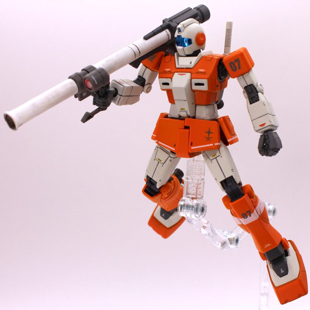 頭部はナイトシーカー2キット部品完全流用で再現できます。バイザーも元々青いのでそのままでOKですね。耳たぶ?は他でも使いたいのでレジンで複製したものを着けています。こういうシンプルな小物であれば、100均のUVレジンでサクッと作れるのでオススメです。