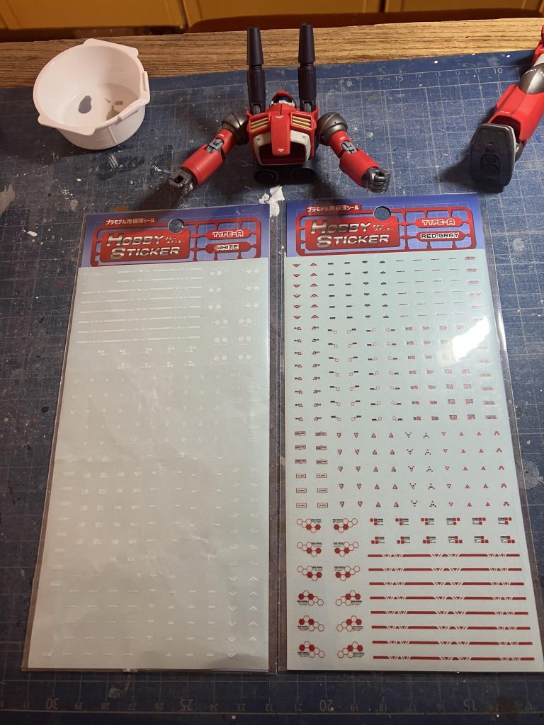 今回、こだわりポイントは百均のホビーステッカーを使って、どれくらい水転写なみにカッコよく見せられるか?でした