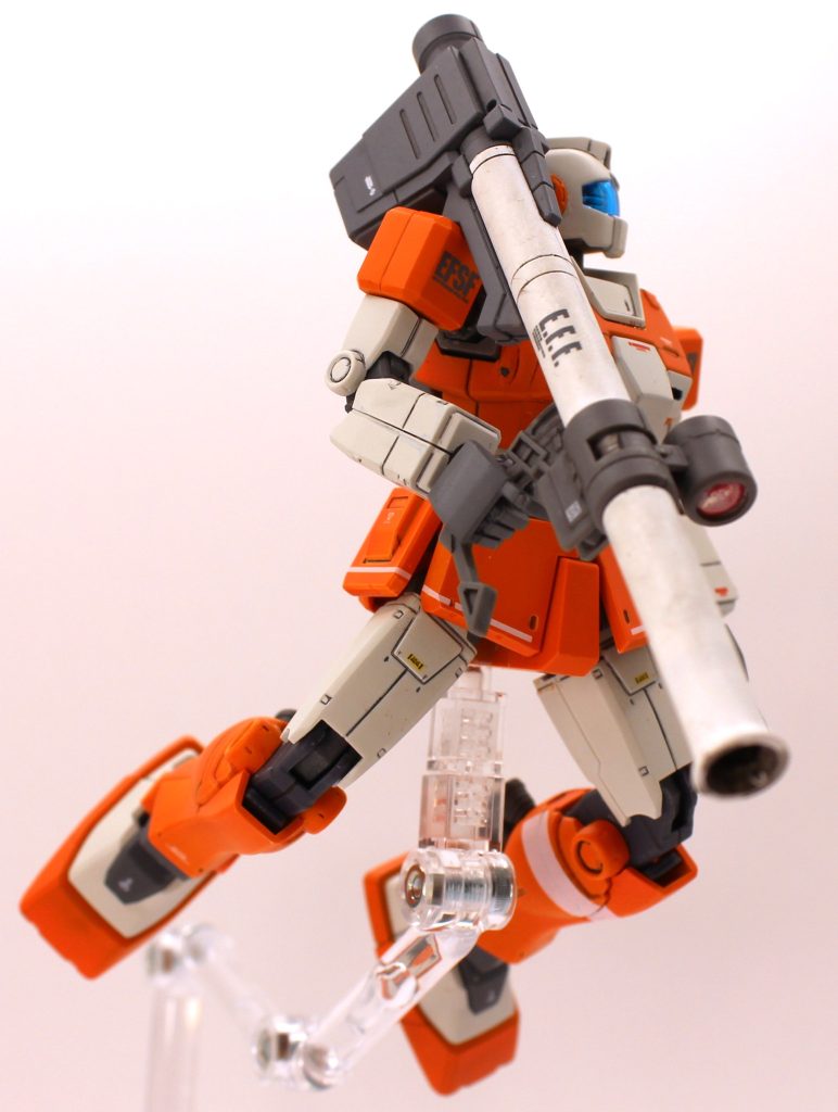 塗装は白い部分は以前制作したガンダムMK.Ⅱで余ったタミヤスプレーのインシグニアホワイト、オレンジも同じくタミヤスプレーのピュアオレンジを使用しました。個人的にはドンピシャの色味です。本来であれば全部品にサフを吹かないと色味が揃わないですが、今回は手抜きで黒い成形色の部品のみ塗装前にグレーサフで明るくした後、塗装しました。