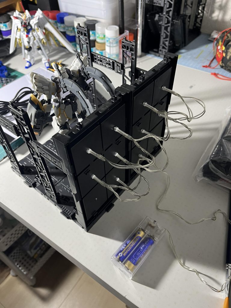 後ろはクリスマスに買った10連LEDライトをルーターで穴を開け突っ込んでいるだけです接着はしていません、ちょうどの大きさで差し込んでいます。