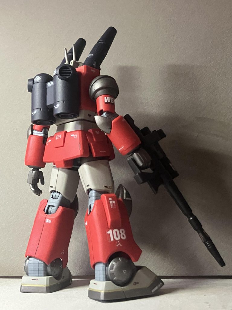 WB、連邦マークはガンダムデカール、108はキット付属のマーキングシールそれ以外は百均のステッカーを貼ってます アップにするとステッカーはシールぽさが出てしまいますがマーキングシールより薄くて貼った場所によっては水転写なみにキットに馴染んでたりします