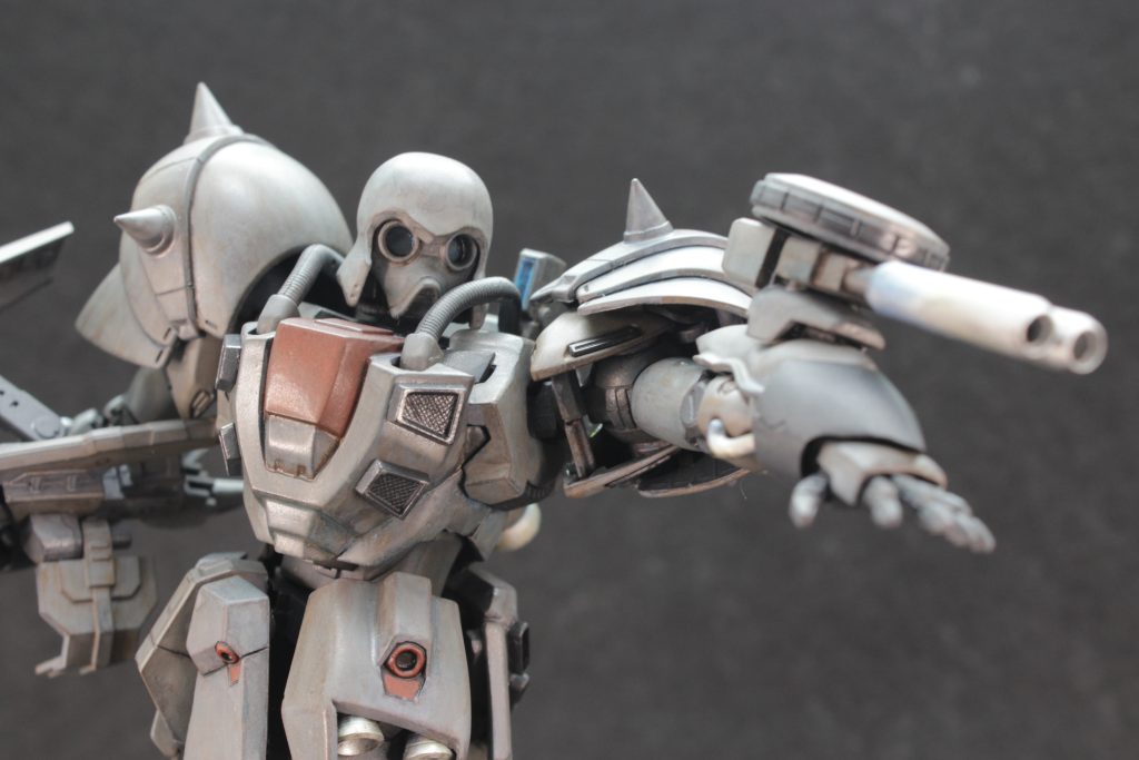 　子供の頃はモノアイじゃないという理由であまり好きではありませんでしたが，大人になった今，改めてこのデザインを眺めているとすごく格好いいですね。　丸眼鏡みたいなカメラアイから怖さが滲み出ていてすごくいい・・・と思います。　最後までご覧いただきありがとうございました。