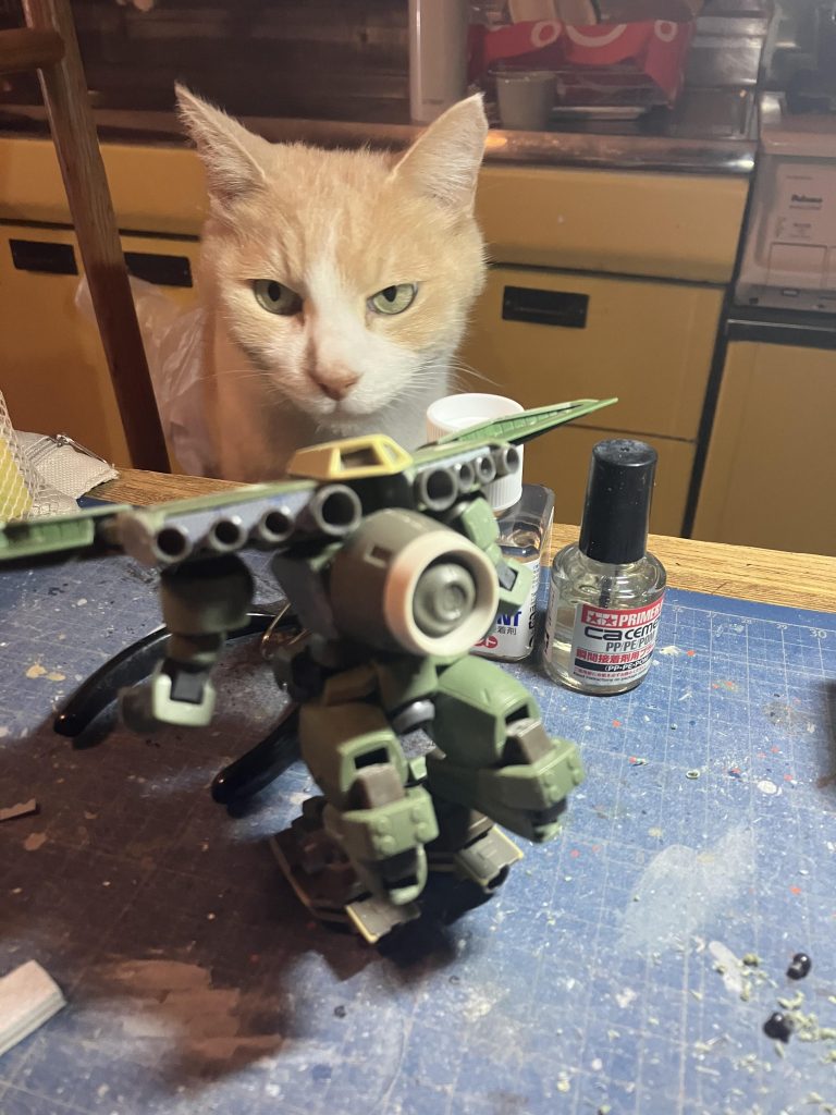 ミキシングに使ったのはデミバーディングの余りパーツになります背中のブースターはバオリパックから足もデミバの脚部スラスターをポン付けしています