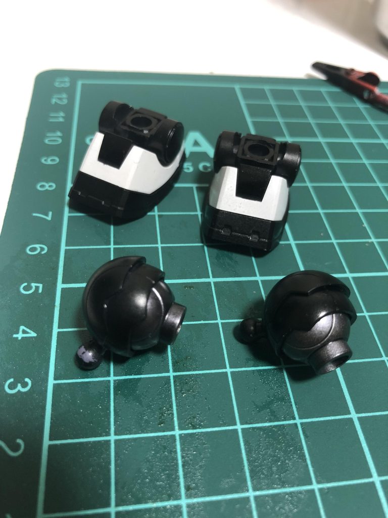 ガンダムマーカーのホワイト、ブラック、ガンメタで塗装。