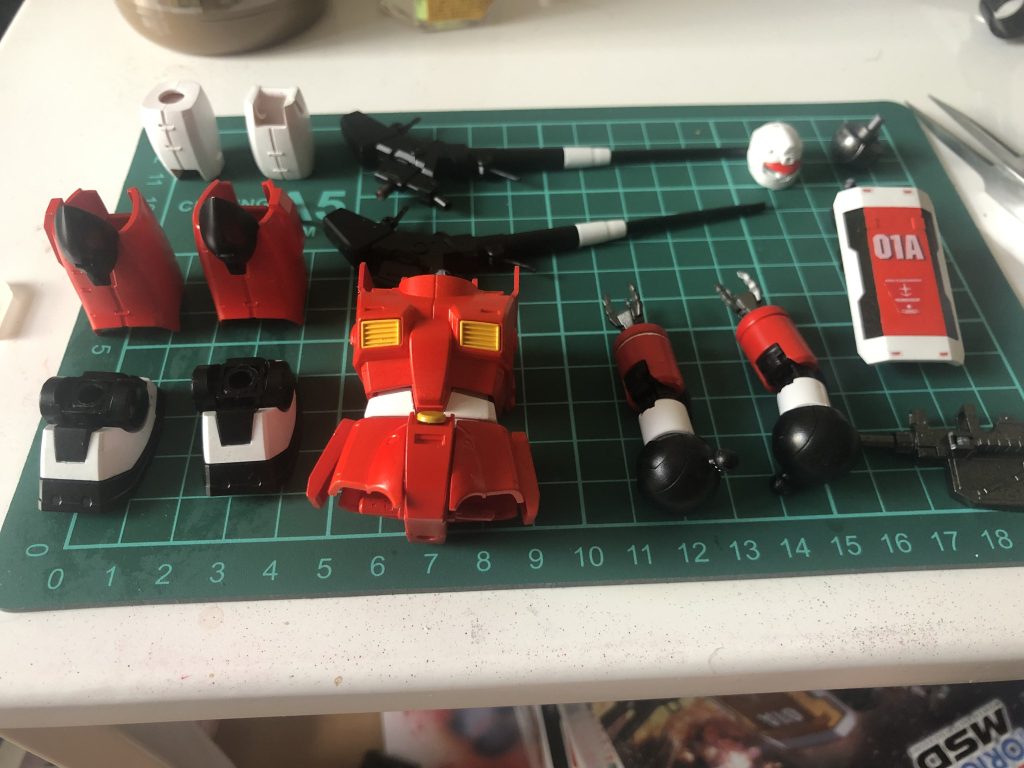 大体塗ったらササっと水性クリアーを吹いてコート。1500番の紙やすりで水研ぎしてから、エナメルで墨入れしました。