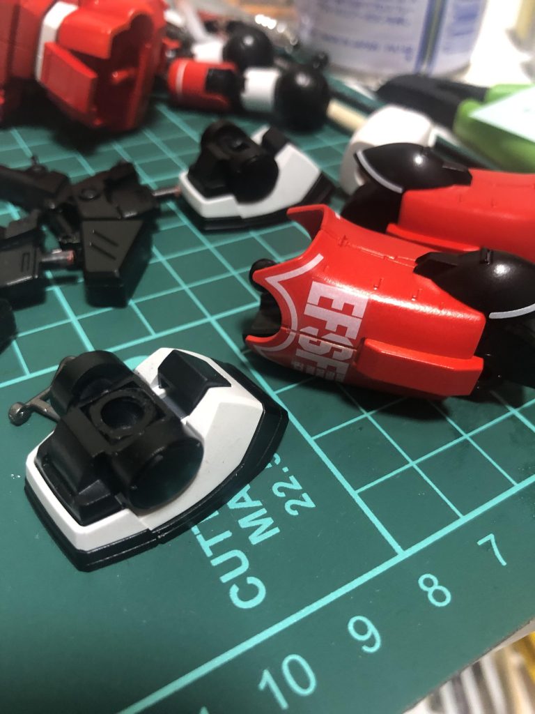 赤を塗って乾いたら付属のステッカー貼りました。溝の所でカッターでステッカーを分割、擦って貼り付けました。