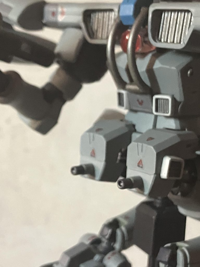 フルウェポンセットに付いていたショルダーキャノンをフロントに移して機銃としています