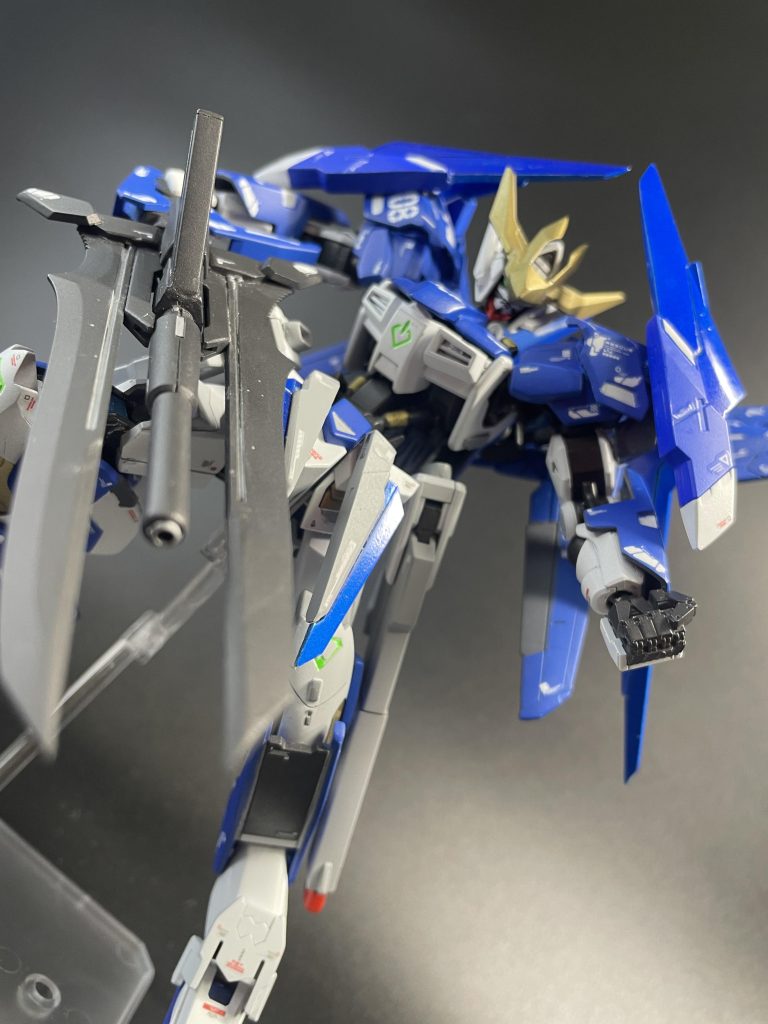 銃大剣《フィフスエッジ》大剣でありながら、銃撃が可能な複合武装。バルバトス含むガンダムフレームはビームを使わないという先入観を利用して、中央に敢えてビーム兵器を内蔵。普段はバルカンとして用いられるが、緊急時にはサーベルを展開し、リーチを伸ばす。