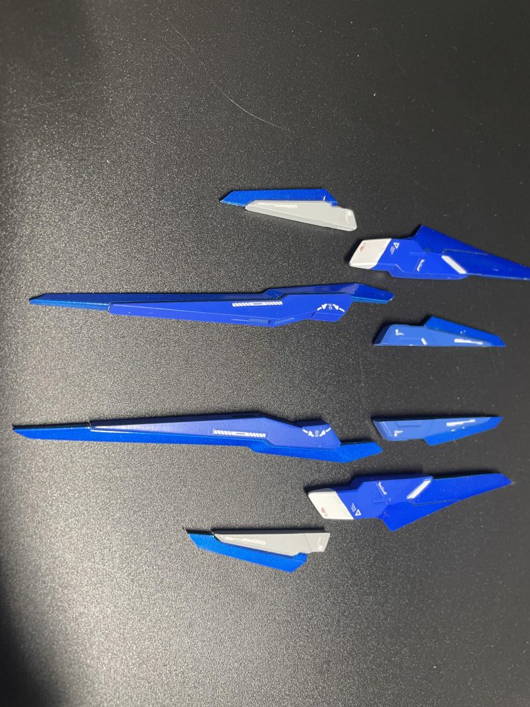 ファンネル×8肩部に左右二つずつ、腰部に二つ、バックパックに二つ装備されたファンネル。接続はネオジム磁石で脱着は簡単。しかしディスプレイが難しくなってしまった……無念。